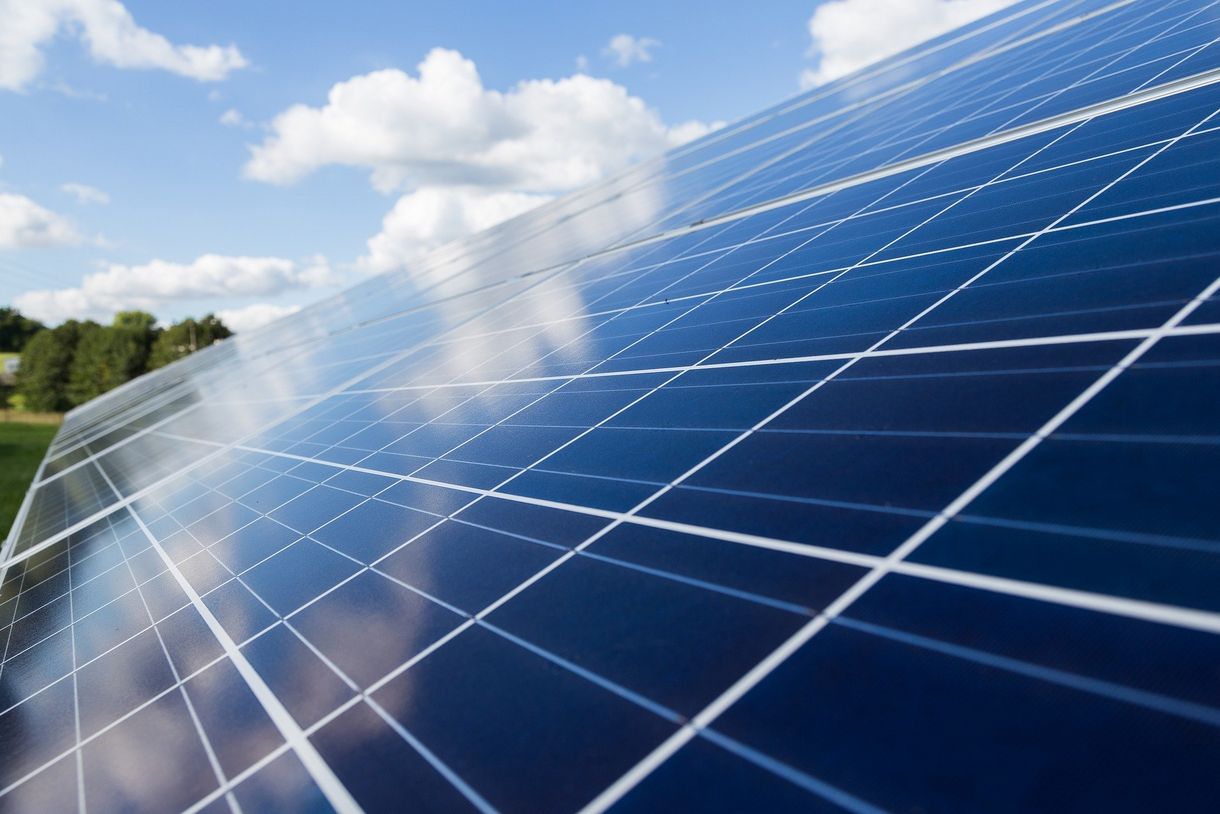 Der Solarpark auf dem Firmendach – eigene Ressourcen nutzen heißt auch effektiv Geld sparen.