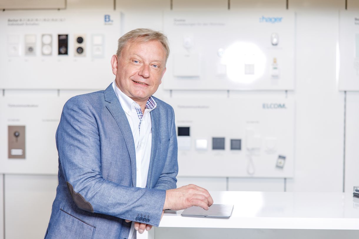 Horst Gerlach ist dankbar für das Vertrauen seiner Kundinnen und Kunden und dass sein Handwerksbetrieb auch während des Lockdowns in den letzten Wochen tätig sein konnte. (Foto: Elektro-Gerlach GmbH)