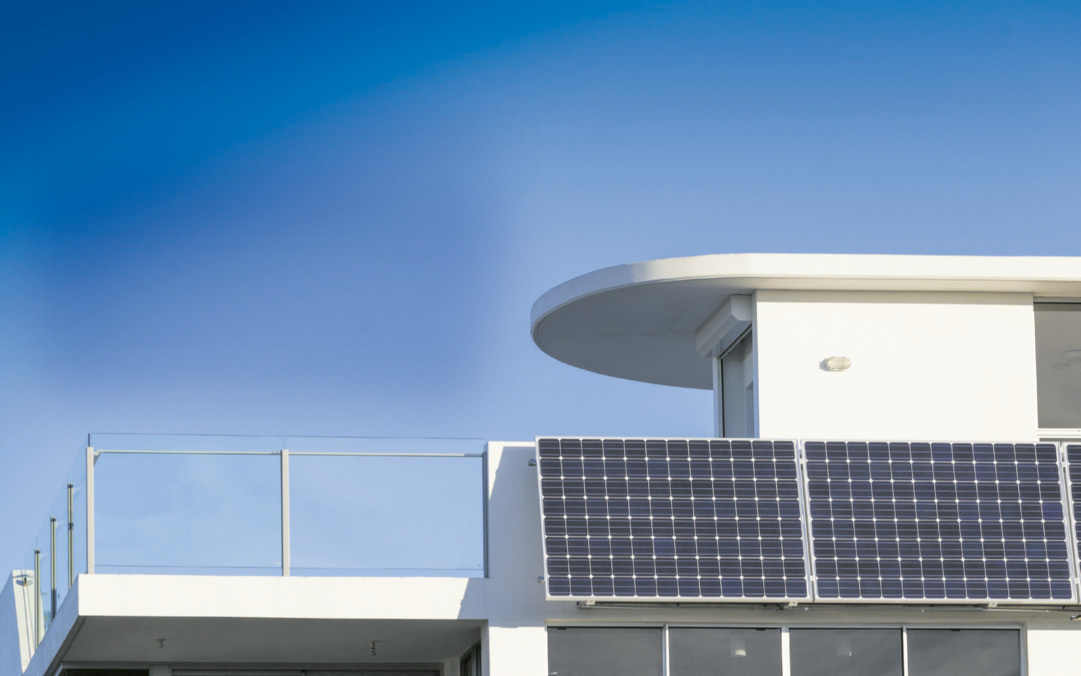 Auch den Anschluss von kleinen Photovoltaikanlagen muss ein Fachmann machen, der dabei die gesamte Hausinstallation im Blick hat.